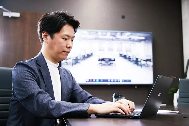 パソコン作業をするフロント営業社員
