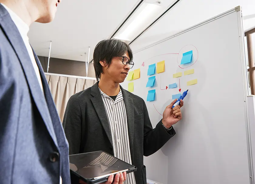 打ち合わせをする企画営業社員1