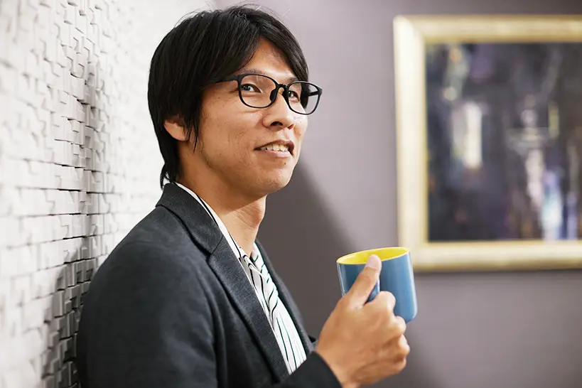 カップを持つ企画営業社員