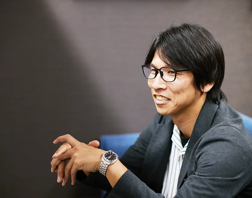インタビューに答える企画営業社員
