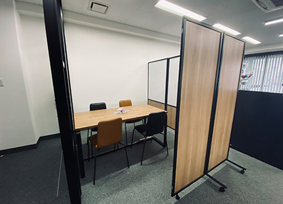 黒とウッド調を基調とした<br>パーテーション工事