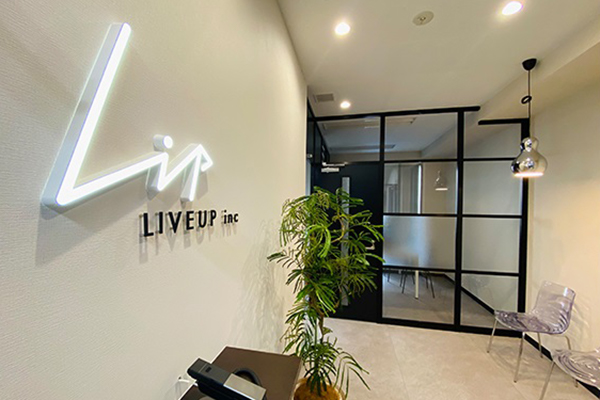 LEDサイン、造作壁、アルミパーテーションとガラスを使用