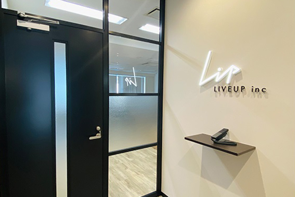 LEDサイン、造作壁、アルミパーテーションとガラスを使用