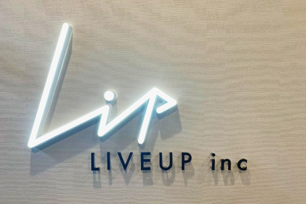 LEDサイン、造作壁、アルミパーテーションとガラスを使用