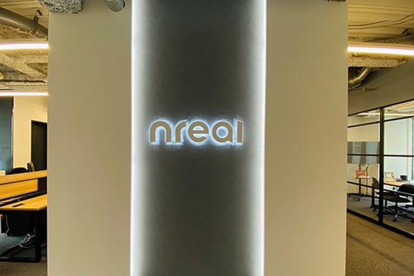 塗装の様なクロス、間接照明＋LEDサインで仕上げたオフィス内装