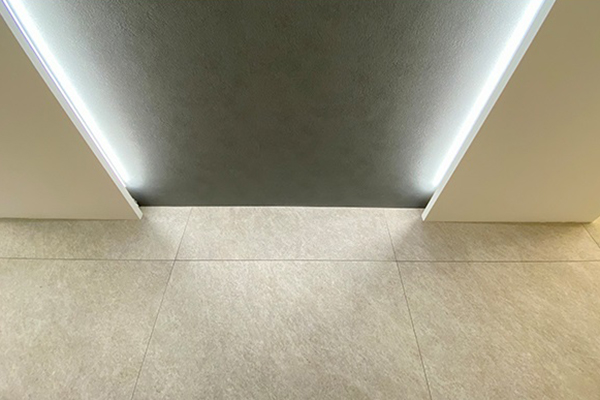 塗装の様なクロス、間接照明＋LEDサインで仕上げたオフィス内装