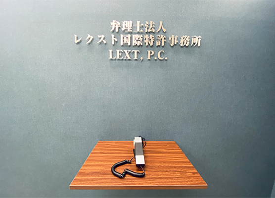ブルー系クロスとストーン調フロアタイルで仕上げたエントランス