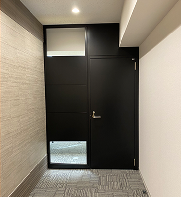 レンガ調クロスと木目調エコカラットを使用したエントランス