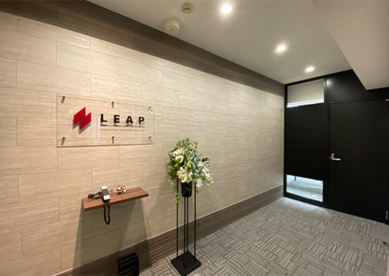 レンガ調クロスと木目調エコカラットを使用したエントランス