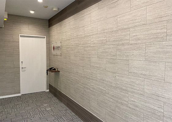 レンガ調クロスと木目調エコカラットを使用したエントランス