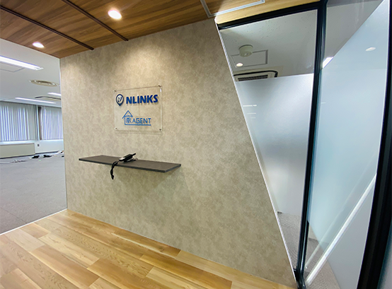 斜め造作壁＋間接照明＋ガラスで仕上げたエントランス