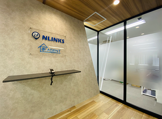 斜め造作壁＋間接照明＋ガラスで仕上げたエントランス