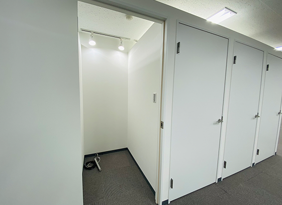 斜め造作壁＋間接照明＋ガラスで仕上げたエントランス