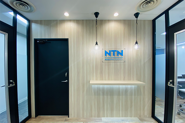 ガラスパーテーションと木目メラミンで仕上げたエントランス