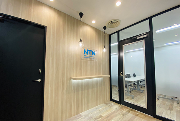 ガラスパーテーションと木目メラミンで仕上げたエントランス