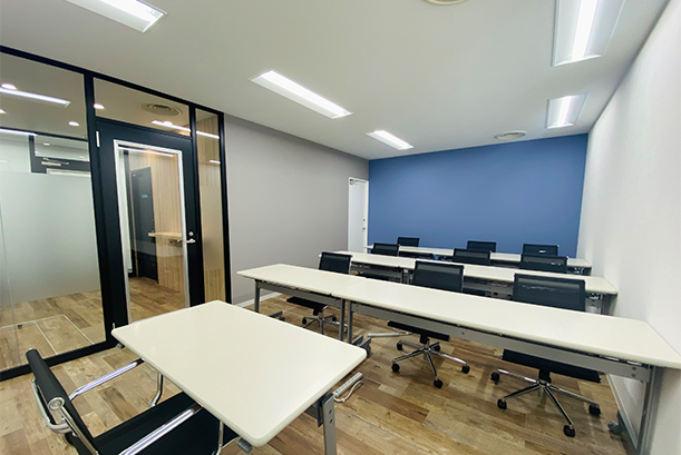 ガラスパーテーションと木目メラミンで仕上げたエントランス