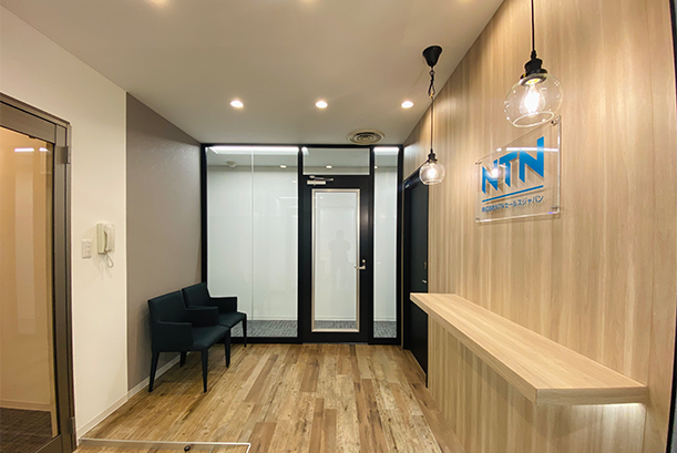 ガラスパーテーションと木目メラミンで仕上げたエントランス