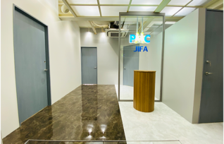 LEDサインと1枚ガラスで仕上げたオフィスエントランス