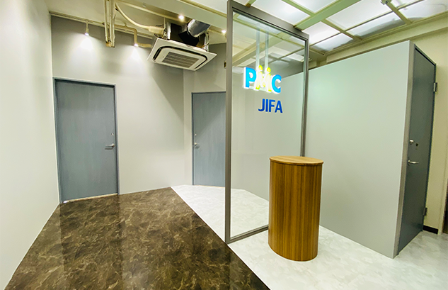 LEDサインと1枚ガラスで仕上げたオフィスエントランス