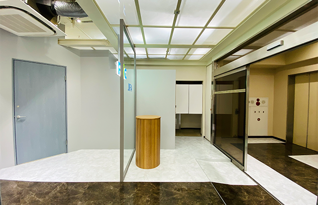 LEDサインと1枚ガラスで仕上げたオフィスエントランス