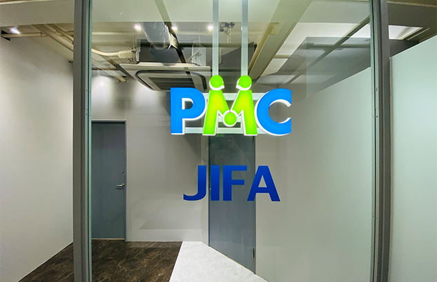 LEDサインと1枚ガラスで仕上げたオフィスエントランス