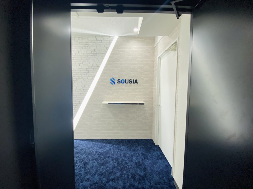 斜めに切り込みを入れ、間接照明で仕上げたエントランス