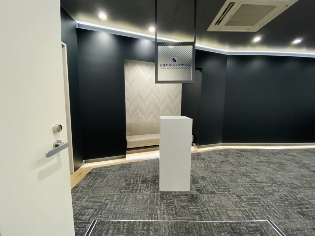 ブラックをテーマカラーとしたエントランス