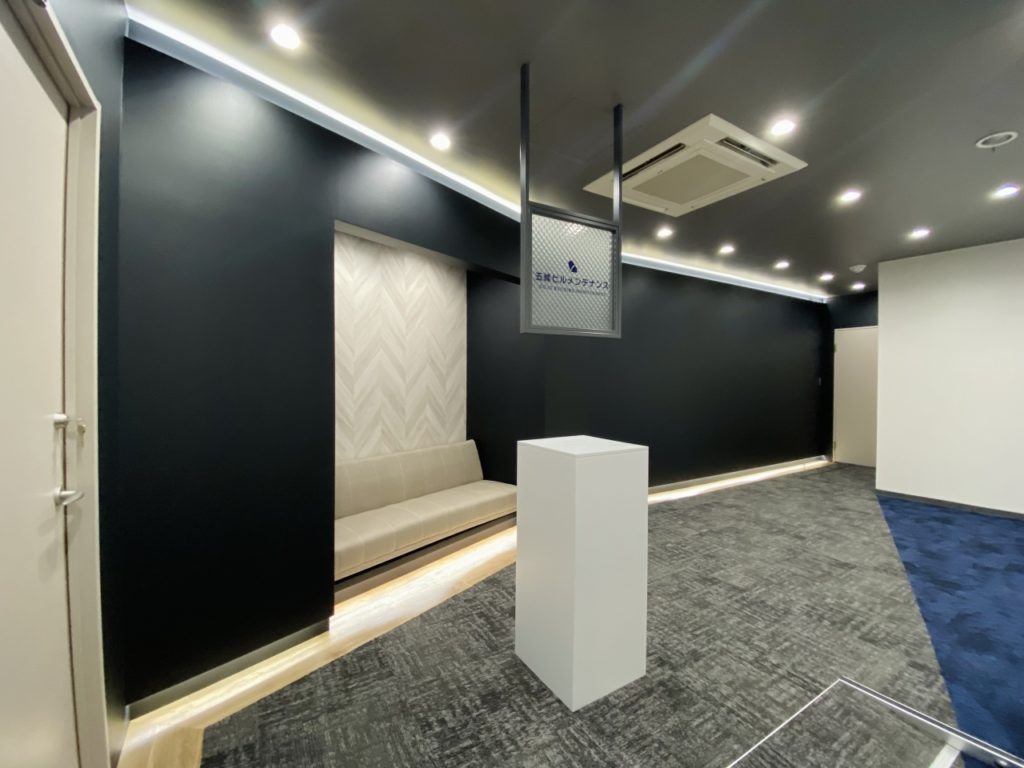 ブラックをテーマカラーとしたエントランス