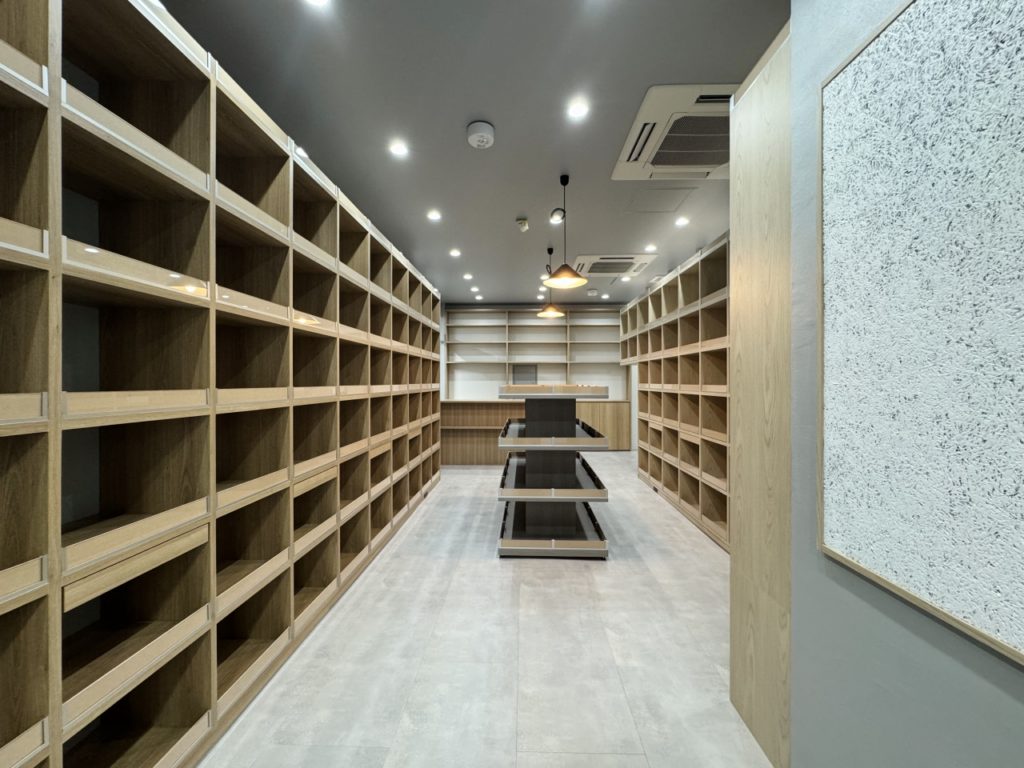 造作家具で仕上げたウィスキー販売所