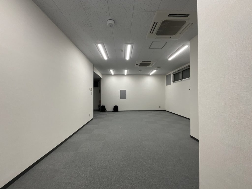 造作家具で仕上げたウィスキー販売所