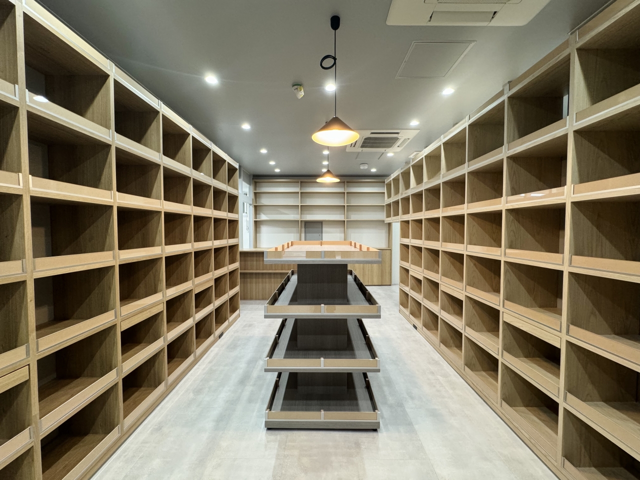 造作家具で仕上げたウィスキー販売所