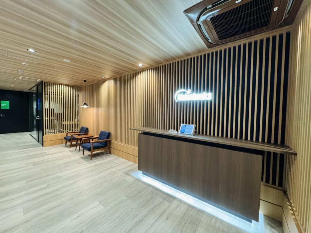 木製格子で仕上げた新規オフィス