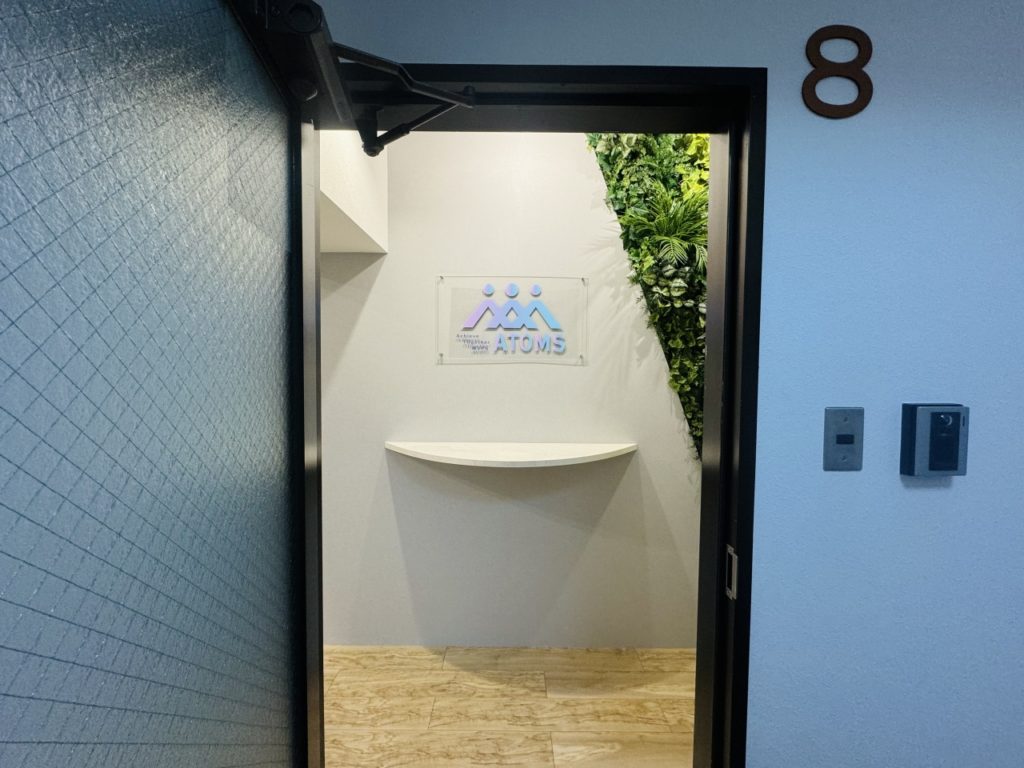 フェイクグリーンで仕上げたオフィスエントランス