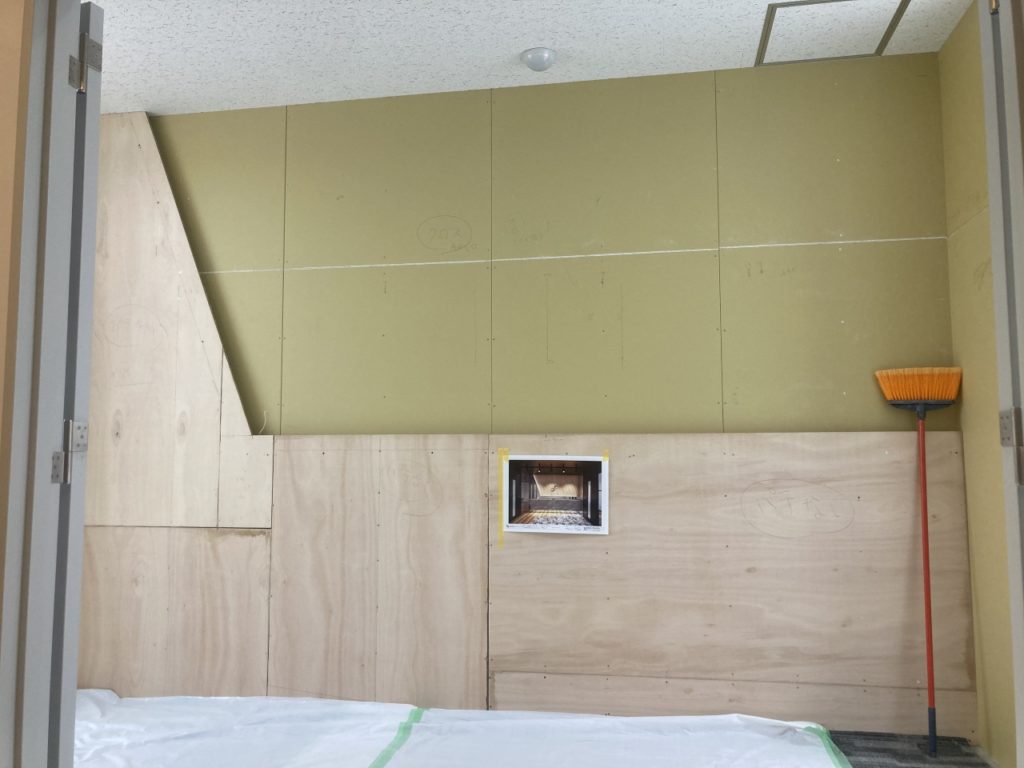 鏡面加工で仕上げたオフィスエントランス