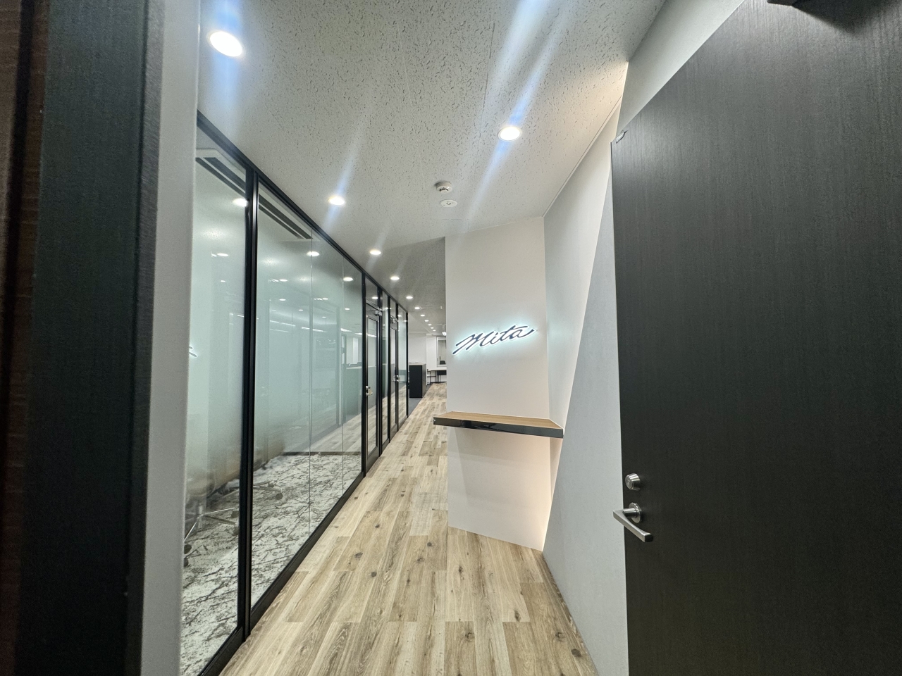 1枚ガラスを使用し、エントランスから執務室までのデザインを...