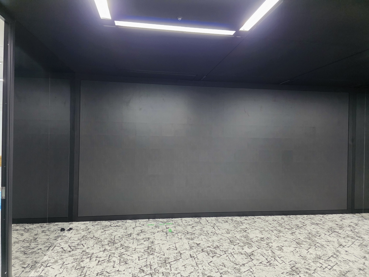 デジタルサイネージを使用した2000㎡オフィス