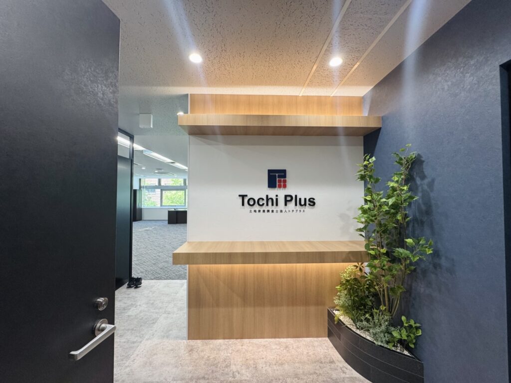 木目で仕上げたオフィスエントランス