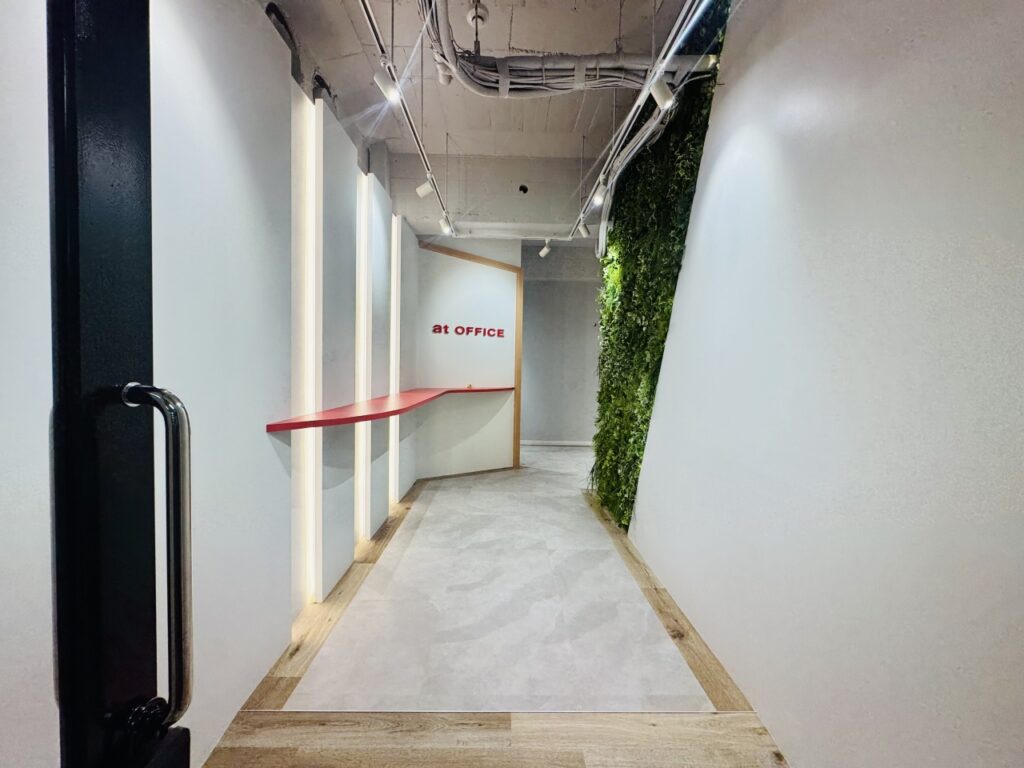 天井ボードを撤去し、コーポレートカラーで仕上げたオフィス内装