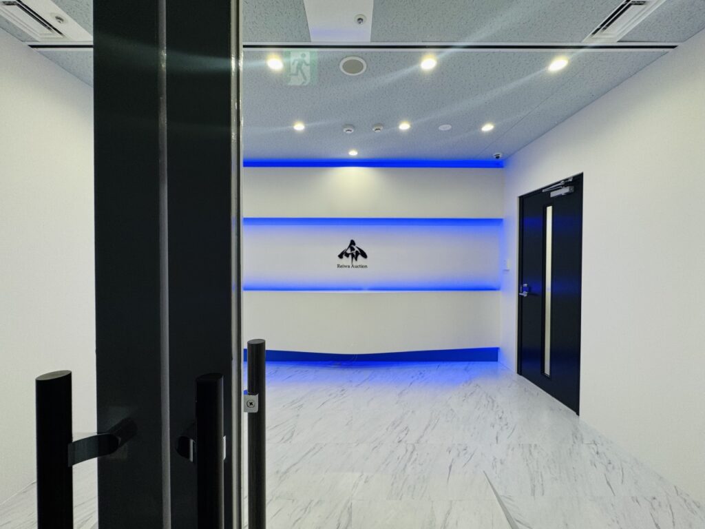 白と青で仕上げたオフィスエントランス