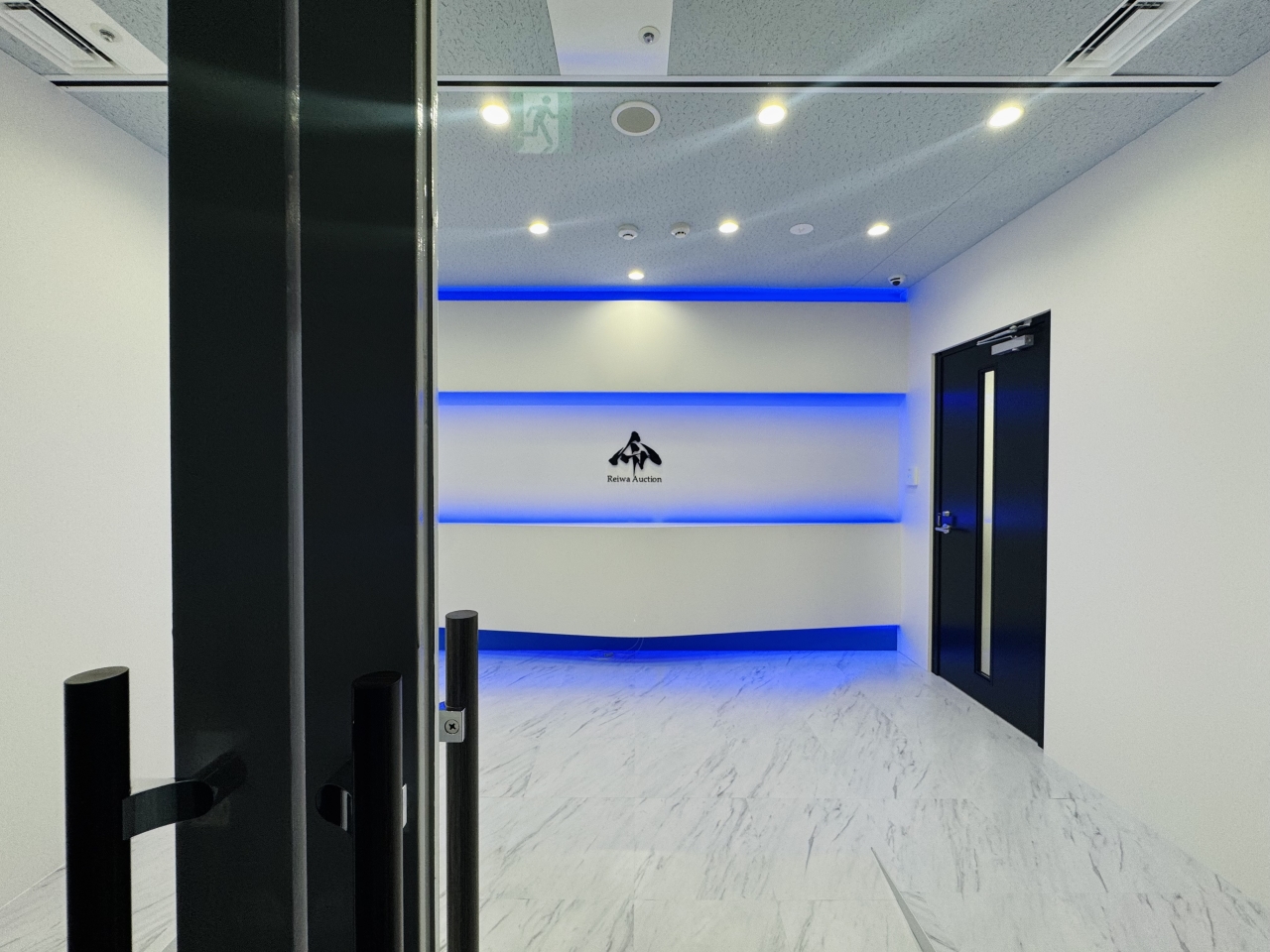 白と青で仕上げたオフィスエントランス