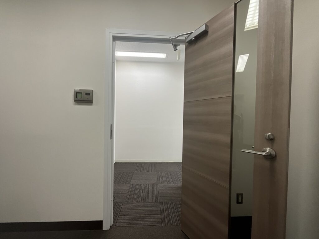 R曲線と木製ルーバー仕上げたオフィスエントランス