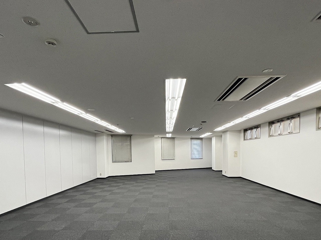 1枚ガラスを使用し、エントランスから執務室までのデザインを...