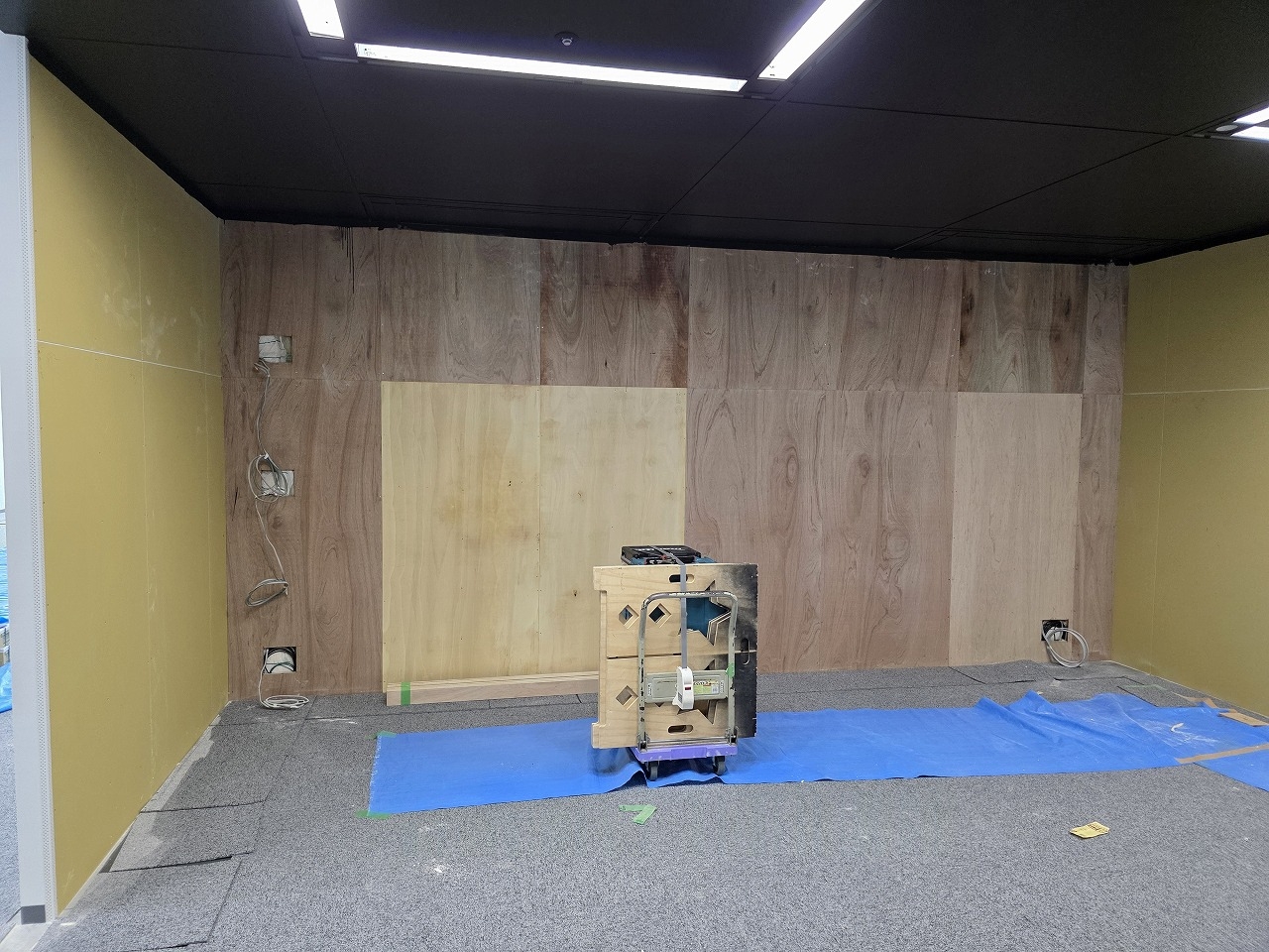 デジタルサイネージを使用した2000㎡オフィス