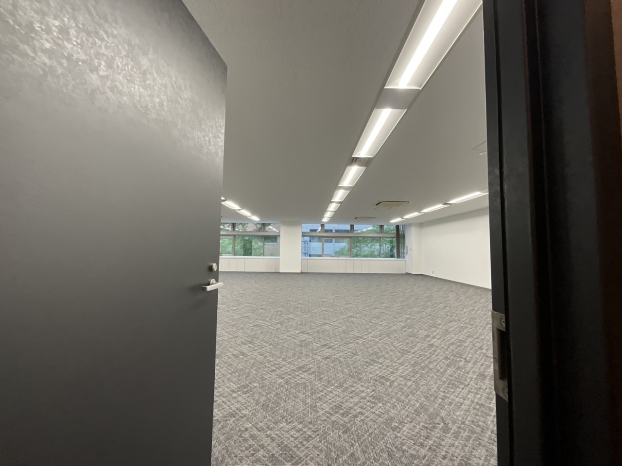 木目で仕上げたオフィスエントランス