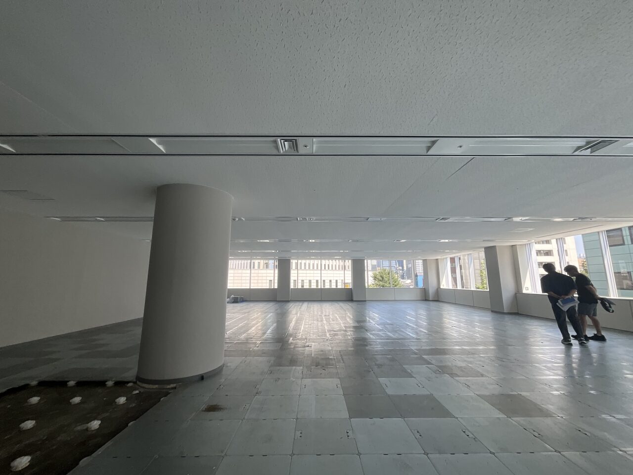 白と青で仕上げたオフィスエントランス