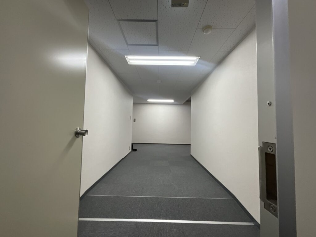 天井ボードを撤去し、コーポレートカラーで仕上げたオフィス内装