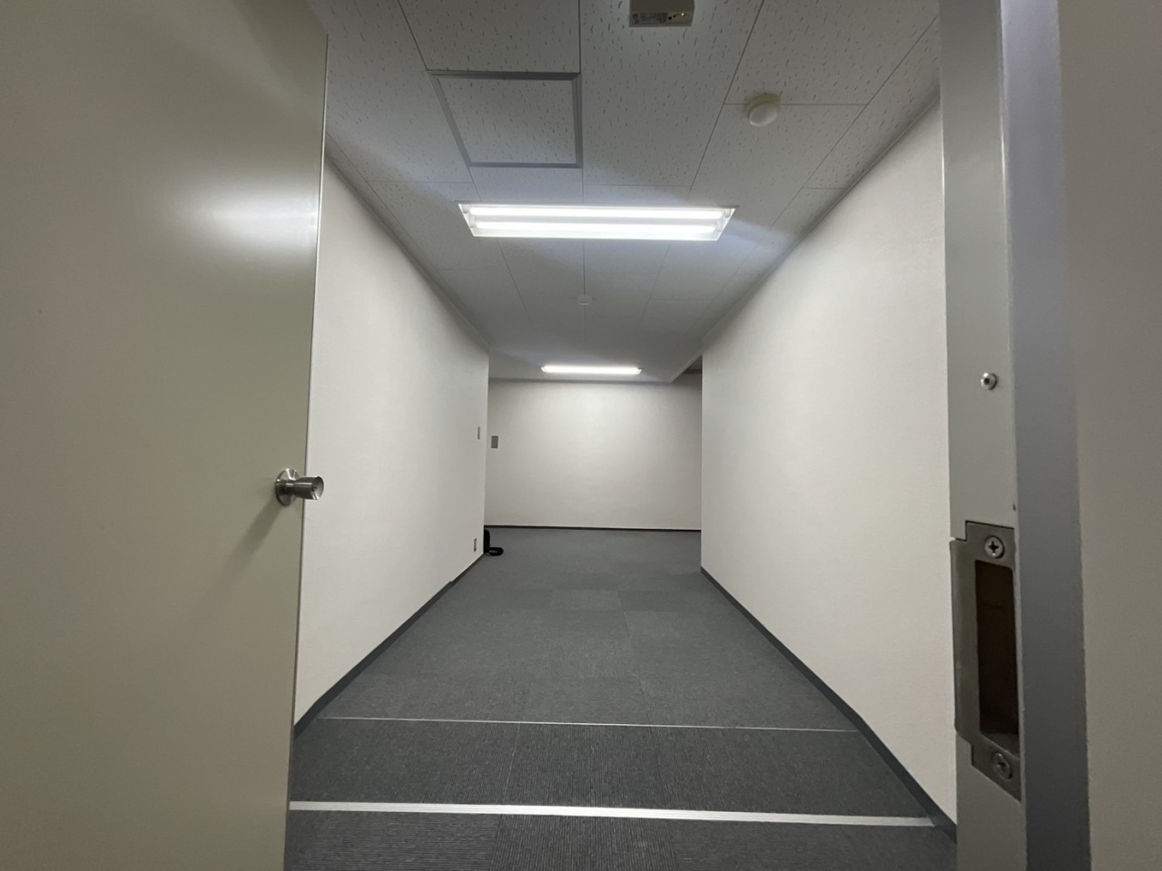 天井ボードを撤去し、コーポレートカラーで仕上げたオフィス内装