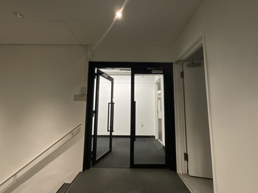 グリーンを使用したオフィスエントランス