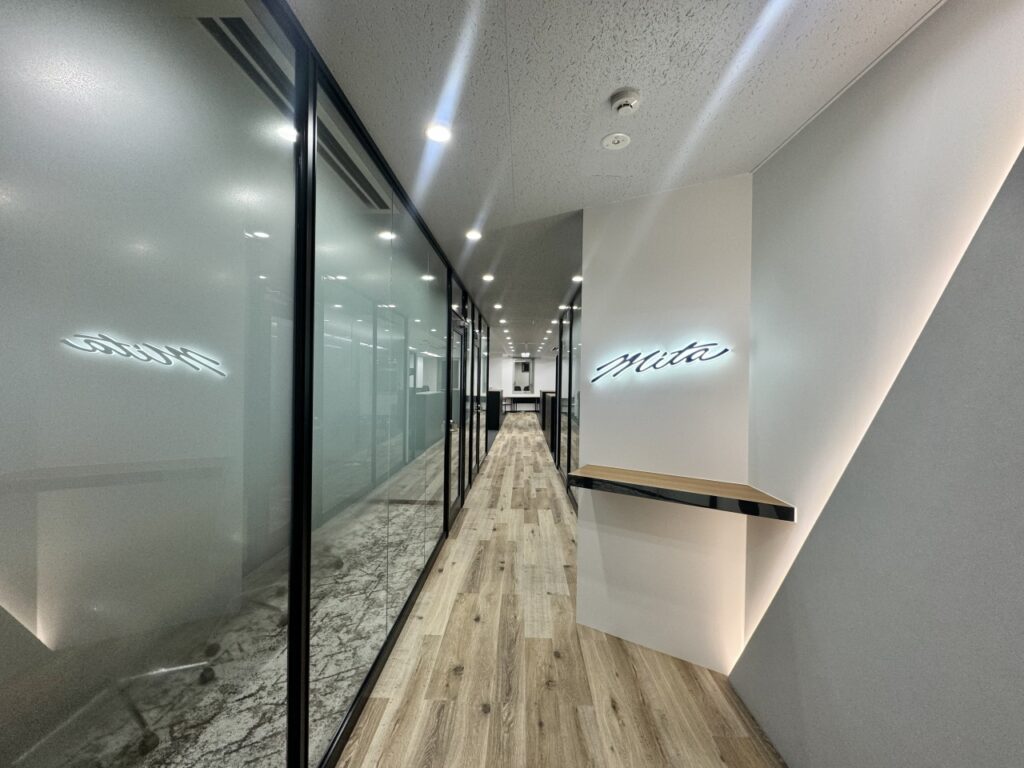 1枚ガラスを使用し、エントランスから執務室までのデザインを統一したオフィス設計