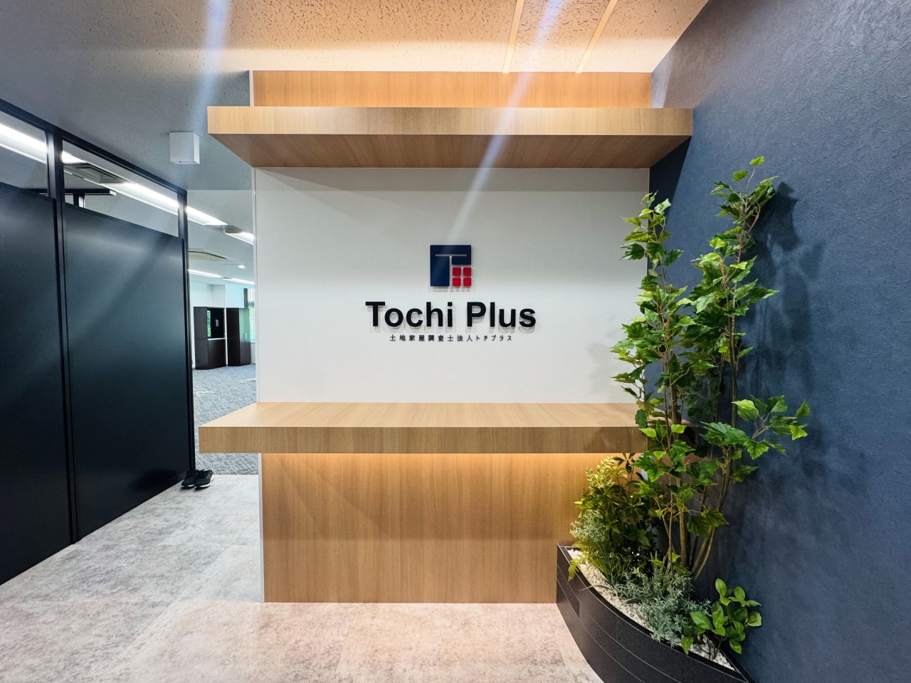 木目で仕上げたオフィスエントランス